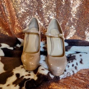 NWOB Chinese Laundry nude patent leather platform size 6